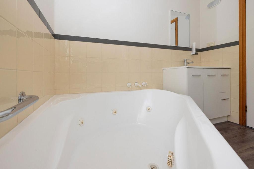 Kitty'S Cottages - Managed By Big4 Strahan Holiday Retreat Dış mekan fotoğraf