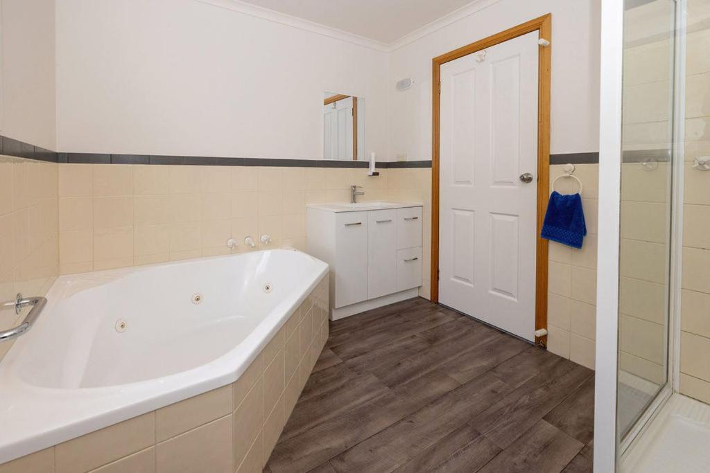 Kitty'S Cottages - Managed By Big4 Strahan Holiday Retreat Dış mekan fotoğraf